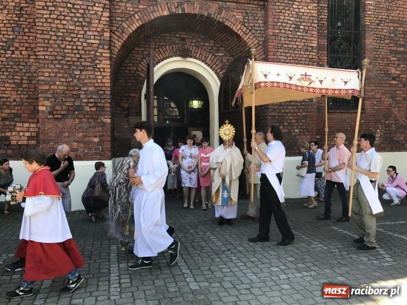 Zdjęcie w galerii na portalu naszraciborz.pl: Uroczysta suma odpustowa w parafii miejskiej i pożegnanie proboszcza wiadomości z regionu