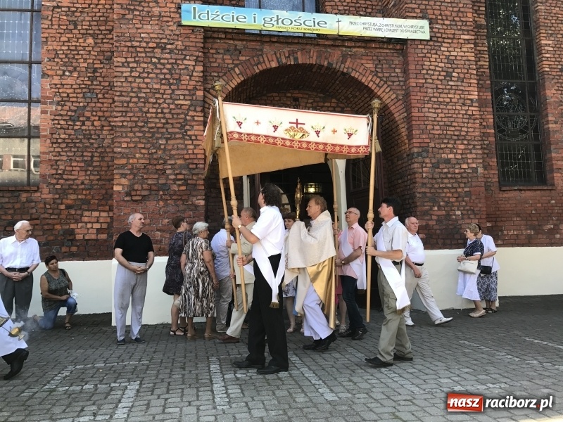 Zdjęcie w galerii na portalu naszraciborz.pl: Uroczysta suma odpustowa w parafii miejskiej i pożegnanie proboszcza wiadomości z regionu