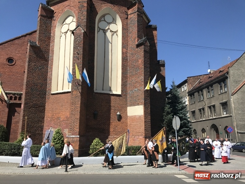 Zdjęcie w galerii na portalu naszraciborz.pl: Uroczysta suma odpustowa w parafii miejskiej i pożegnanie proboszcza wiadomości z regionu