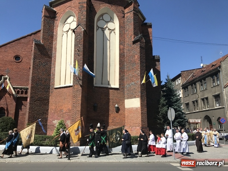 Zdjęcie w galerii na portalu naszraciborz.pl: Uroczysta suma odpustowa w parafii miejskiej i pożegnanie proboszcza wiadomości z regionu
