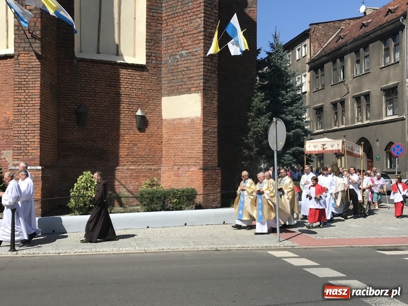 Zdjęcie w galerii na portalu naszraciborz.pl: Uroczysta suma odpustowa w parafii miejskiej i pożegnanie proboszcza wiadomości z regionu