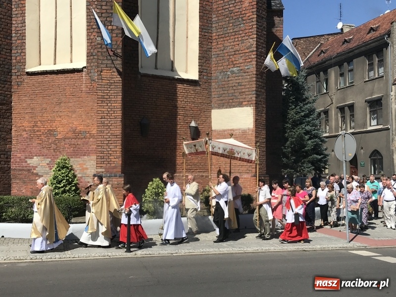 Zdjęcie w galerii na portalu naszraciborz.pl: Uroczysta suma odpustowa w parafii miejskiej i pożegnanie proboszcza wiadomości z regionu