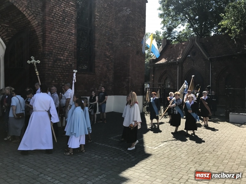 Zdjęcie w galerii na portalu naszraciborz.pl: Uroczysta suma odpustowa w parafii miejskiej i pożegnanie proboszcza wiadomości z regionu