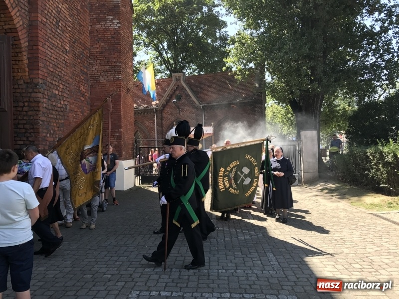 Zdjęcie w galerii na portalu naszraciborz.pl: Uroczysta suma odpustowa w parafii miejskiej i pożegnanie proboszcza wiadomości z regionu