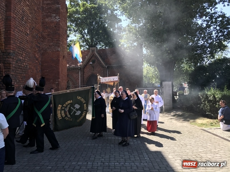 Zdjęcie w galerii na portalu naszraciborz.pl: Uroczysta suma odpustowa w parafii miejskiej i pożegnanie proboszcza wiadomości z regionu