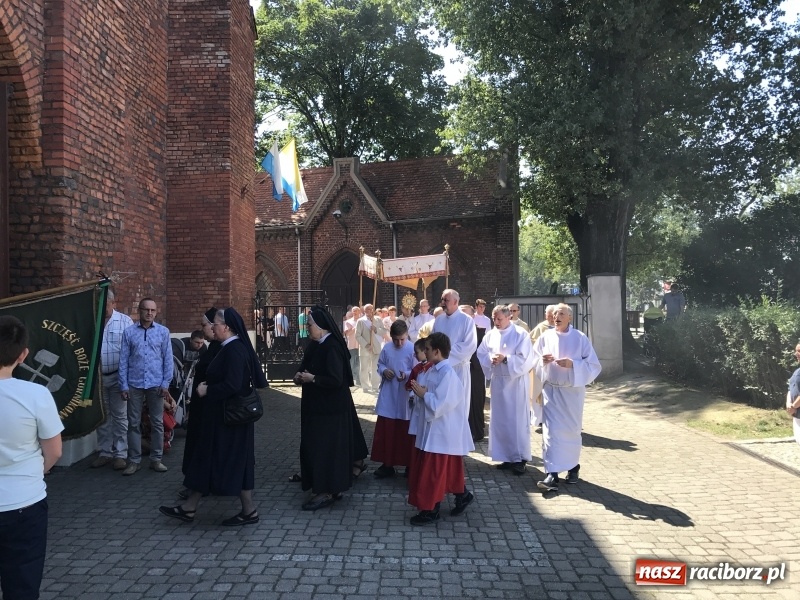 Zdjęcie w galerii na portalu naszraciborz.pl: Uroczysta suma odpustowa w parafii miejskiej i pożegnanie proboszcza wiadomości z regionu