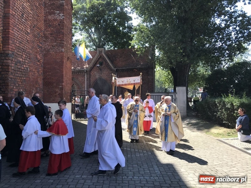 Zdjęcie w galerii na portalu naszraciborz.pl: Uroczysta suma odpustowa w parafii miejskiej i pożegnanie proboszcza wiadomości z regionu