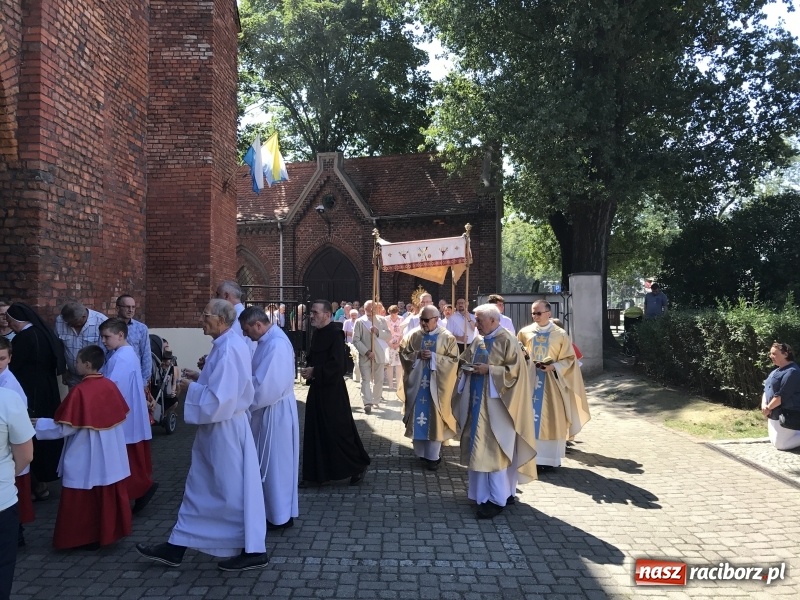 Zdjęcie w galerii na portalu naszraciborz.pl: Uroczysta suma odpustowa w parafii miejskiej i pożegnanie proboszcza wiadomości z regionu