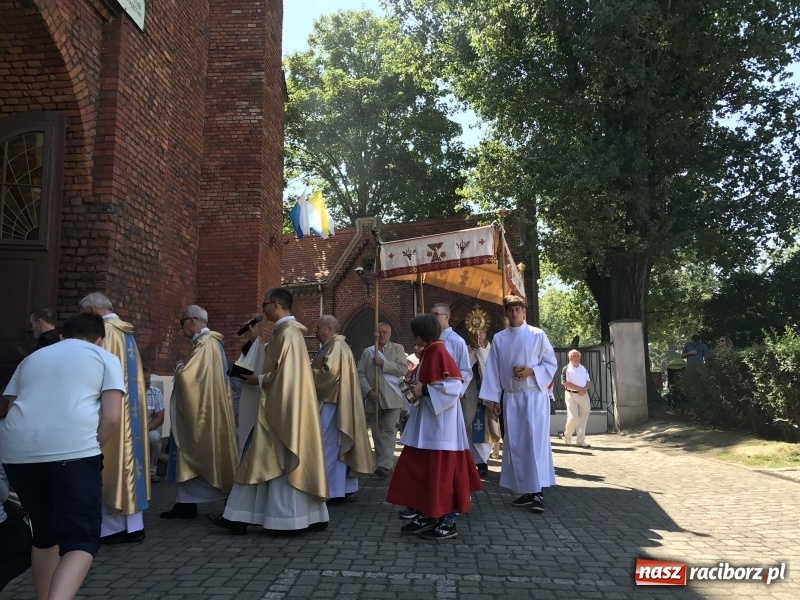 Zdjęcie w galerii na portalu naszraciborz.pl: Uroczysta suma odpustowa w parafii miejskiej i pożegnanie proboszcza wiadomości z regionu