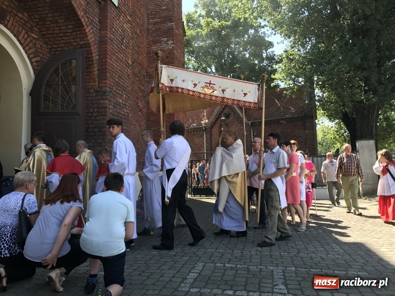 Zdjęcie w galerii na portalu naszraciborz.pl: Uroczysta suma odpustowa w parafii miejskiej i pożegnanie proboszcza wiadomości z regionu