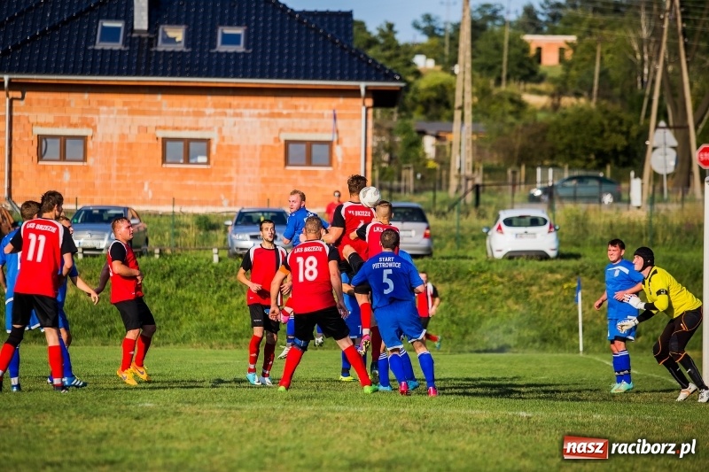 Zdjęcie w galerii na portalu naszraciborz.pl: Bez bramek w starciu Brzezia i Pietrowic Wielkich wiadomości z regionu