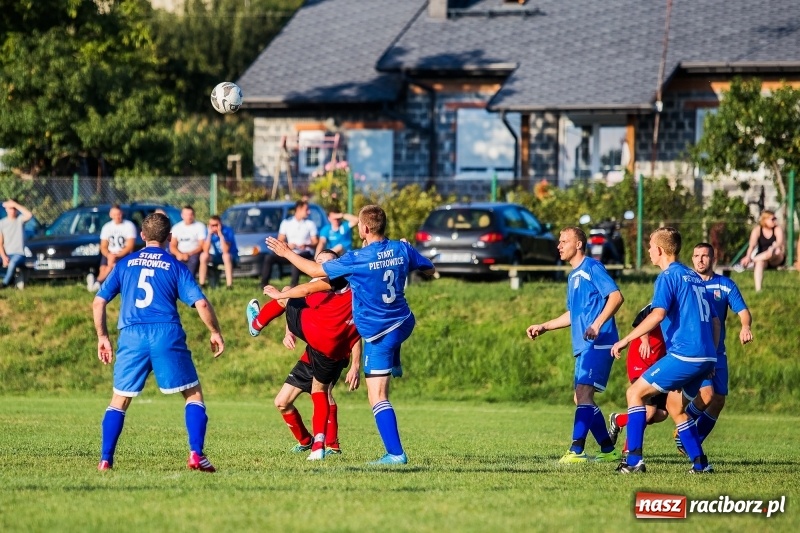 Zdjęcie w galerii na portalu naszraciborz.pl: Bez bramek w starciu Brzezia i Pietrowic Wielkich wiadomości z regionu