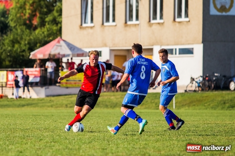 Zdjęcie w galerii na portalu naszraciborz.pl: Bez bramek w starciu Brzezia i Pietrowic Wielkich wiadomości z regionu