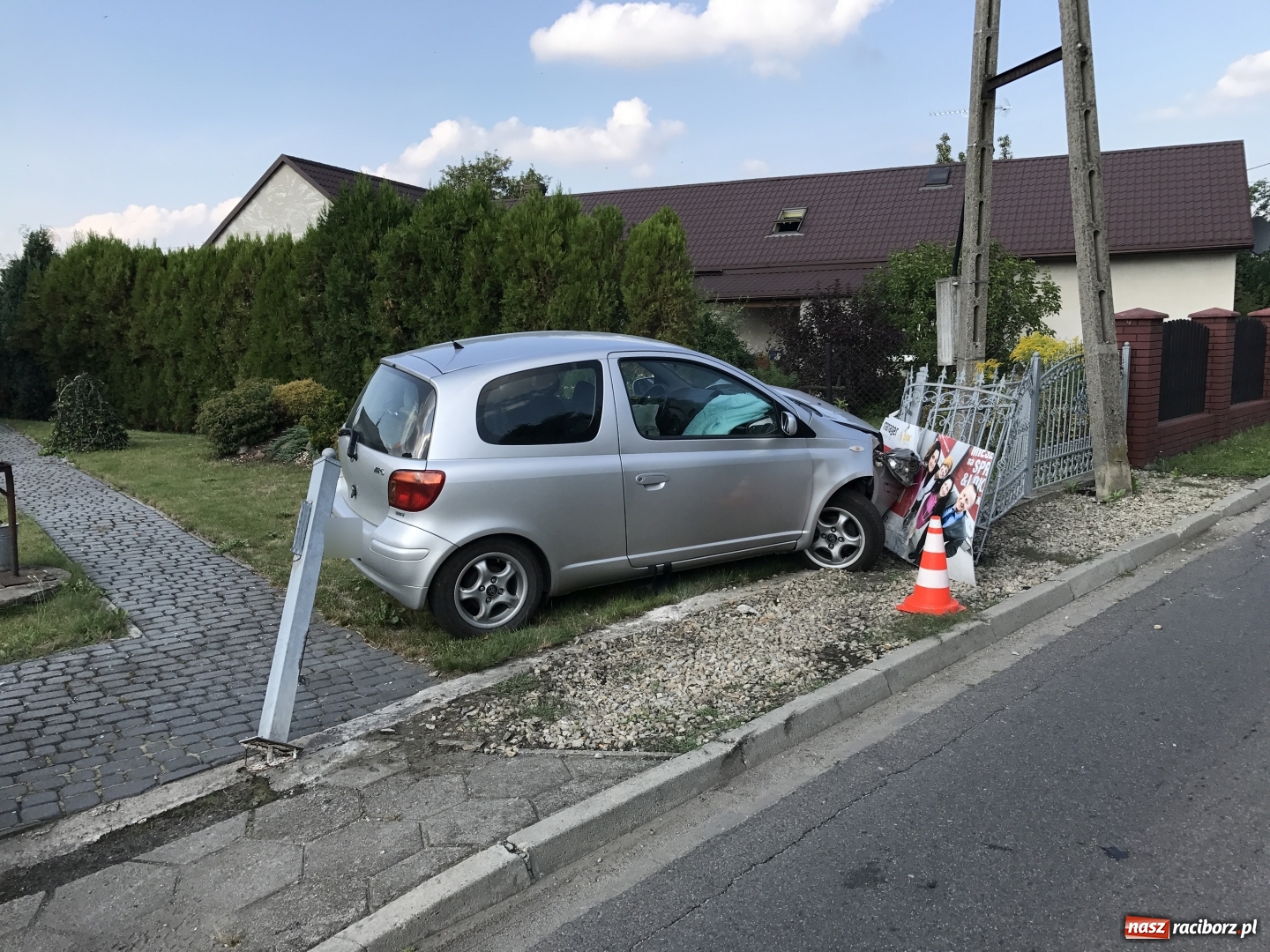 Zdjęcie w galerii na portalu naszraciborz.pl: Toyota yaris staranowała ogrodzenie w Markowicach wiadomości z regionu