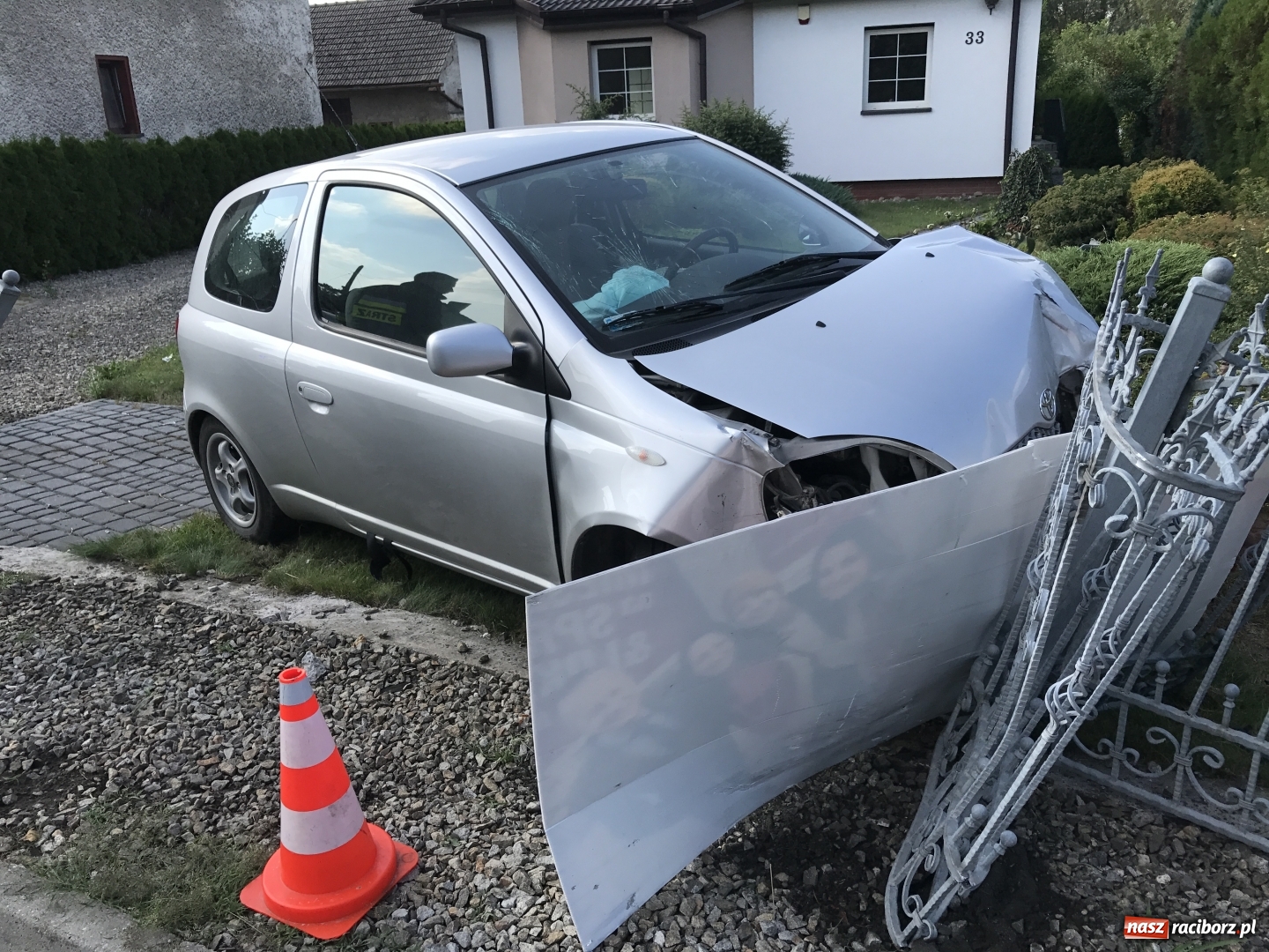 Zdjęcie w galerii na portalu naszraciborz.pl: Toyota yaris staranowała ogrodzenie w Markowicach wiadomości z regionu