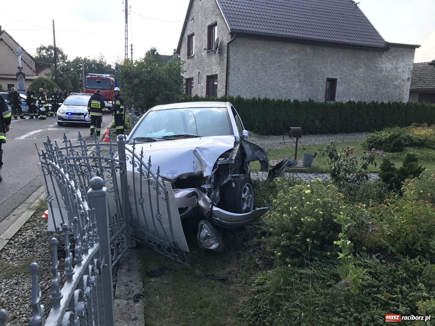 Zdjęcie w galerii na portalu naszraciborz.pl: Toyota yaris staranowała ogrodzenie w Markowicach wiadomości z regionu