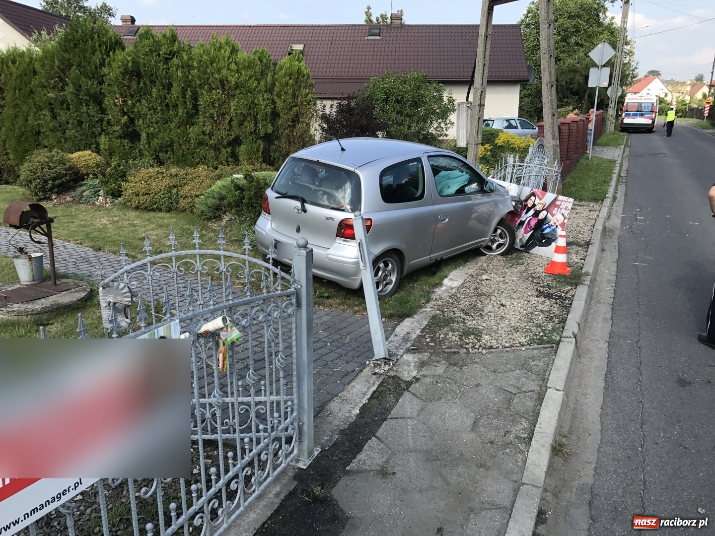 Zdjęcie w galerii na portalu naszraciborz.pl: Toyota yaris staranowała ogrodzenie w Markowicach wiadomości z regionu