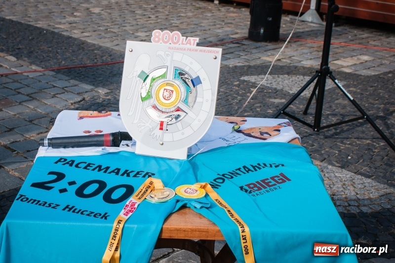 Zdjęcie w galerii na portalu naszraciborz.pl: Prezentacja koszulek, medalu i nagród, czyli konferencja prasowa III Rafako Półmaratonu Racibórz wiadomości z regionu