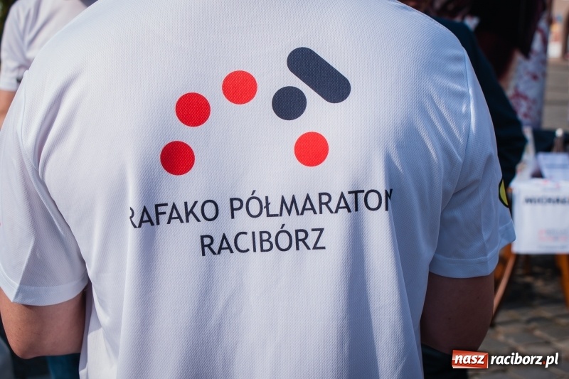 Zdjęcie w galerii na portalu naszraciborz.pl: Prezentacja koszulek, medalu i nagród, czyli konferencja prasowa III Rafako Półmaratonu Racibórz wiadomości z regionu