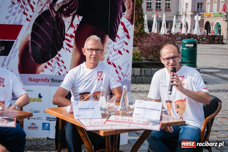 Zdjęcie w galerii na portalu naszraciborz.pl: Prezentacja koszulek, medalu i nagród, czyli konferencja prasowa III Rafako Półmaratonu Racibórz wiadomości z regionu