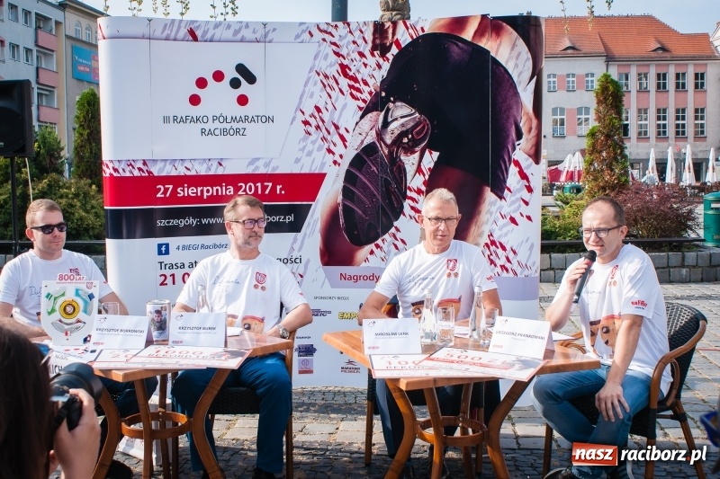 Zdjęcie w galerii na portalu naszraciborz.pl: Prezentacja koszulek, medalu i nagród, czyli konferencja prasowa III Rafako Półmaratonu Racibórz wiadomości z regionu
