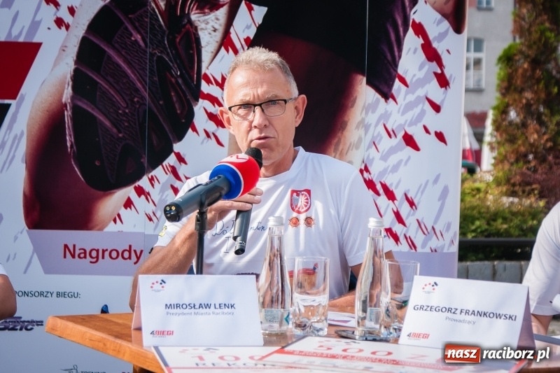 Zdjęcie w galerii na portalu naszraciborz.pl: Prezentacja koszulek, medalu i nagród, czyli konferencja prasowa III Rafako Półmaratonu Racibórz wiadomości z regionu