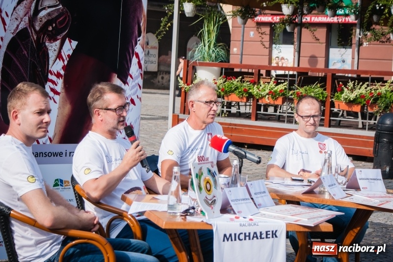 Zdjęcie w galerii na portalu naszraciborz.pl: Prezentacja koszulek, medalu i nagród, czyli konferencja prasowa III Rafako Półmaratonu Racibórz wiadomości z regionu