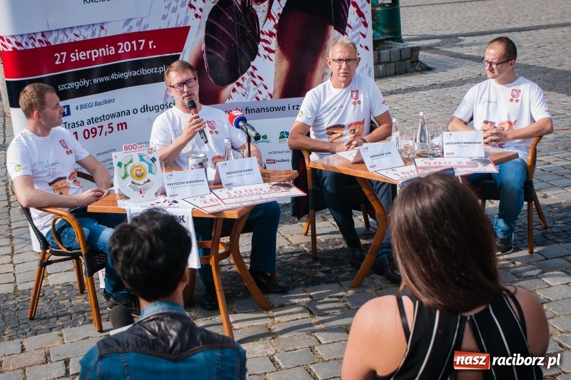 Zdjęcie w galerii na portalu naszraciborz.pl: Prezentacja koszulek, medalu i nagród, czyli konferencja prasowa III Rafako Półmaratonu Racibórz wiadomości z regionu
