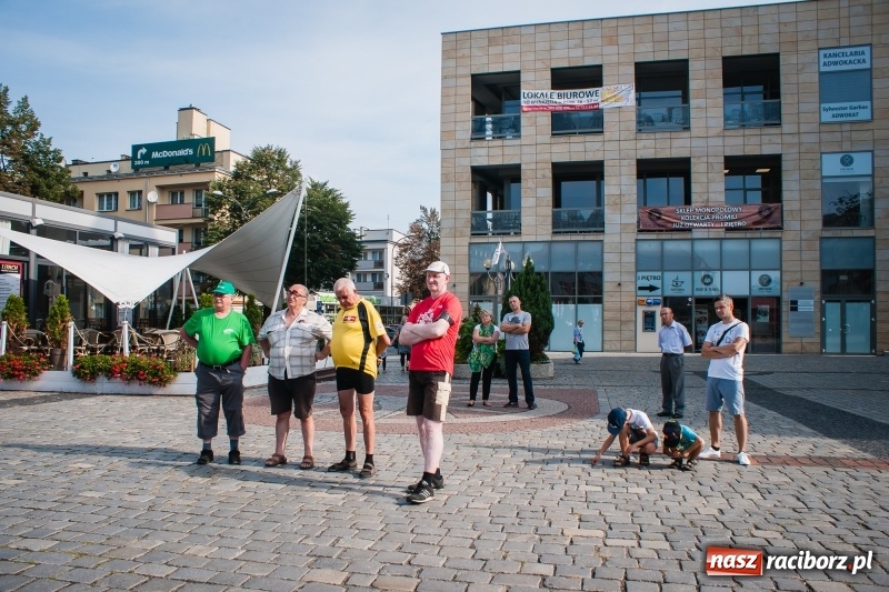Zdjęcie w galerii na portalu naszraciborz.pl: Prezentacja koszulek, medalu i nagród, czyli konferencja prasowa III Rafako Półmaratonu Racibórz wiadomości z regionu