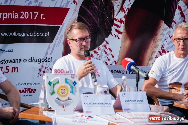 Zdjęcie w galerii na portalu naszraciborz.pl: Prezentacja koszulek, medalu i nagród, czyli konferencja prasowa III Rafako Półmaratonu Racibórz wiadomości z regionu