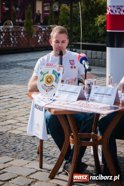 Zdjęcie w galerii na portalu naszraciborz.pl: Prezentacja koszulek, medalu i nagród, czyli konferencja prasowa III Rafako Półmaratonu Racibórz wiadomości z regionu