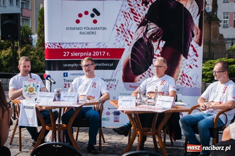 Zdjęcie w galerii na portalu naszraciborz.pl: Prezentacja koszulek, medalu i nagród, czyli konferencja prasowa III Rafako Półmaratonu Racibórz wiadomości z regionu