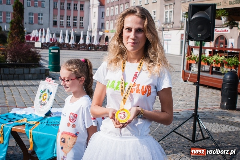 Zdjęcie w galerii na portalu naszraciborz.pl: Prezentacja koszulek, medalu i nagród, czyli konferencja prasowa III Rafako Półmaratonu Racibórz wiadomości z regionu