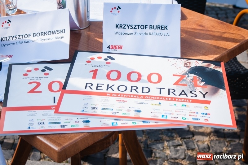 Zdjęcie w galerii na portalu naszraciborz.pl: Prezentacja koszulek, medalu i nagród, czyli konferencja prasowa III Rafako Półmaratonu Racibórz wiadomości z regionu