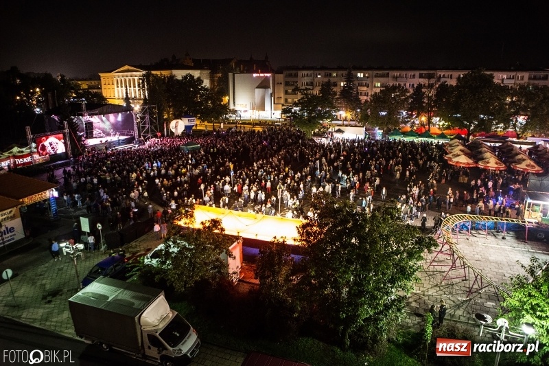 Zdjęcie w galerii na portalu naszraciborz.pl: Energetyczny koncert Michała Szpaka na finał pierwszego dnia XXV Memoriału wiadomości z regionu