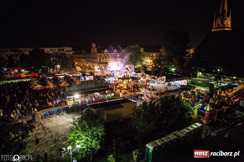 Zdjęcie w galerii na portalu naszraciborz.pl: Energetyczny koncert Michała Szpaka na finał pierwszego dnia XXV Memoriału wiadomości z regionu