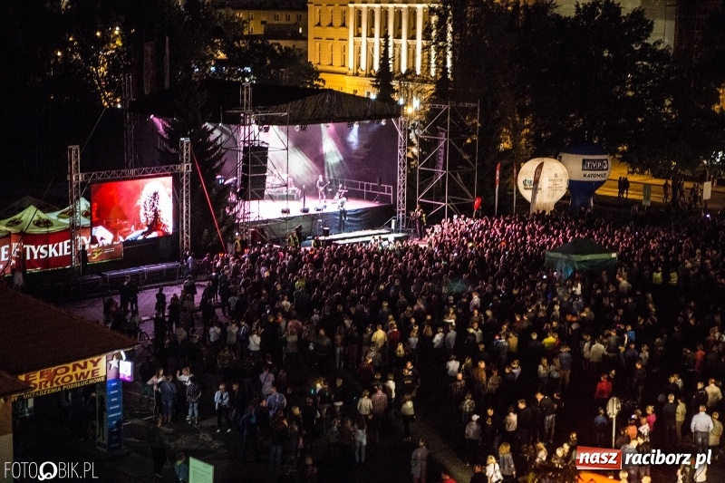 Zdjęcie w galerii na portalu naszraciborz.pl: Energetyczny koncert Michała Szpaka na finał pierwszego dnia XXV Memoriału wiadomości z regionu