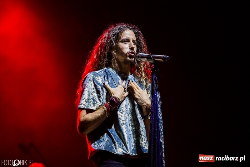 Zdjęcie w galerii na portalu naszraciborz.pl: Energetyczny koncert Michała Szpaka na finał pierwszego dnia XXV Memoriału wiadomości z regionu