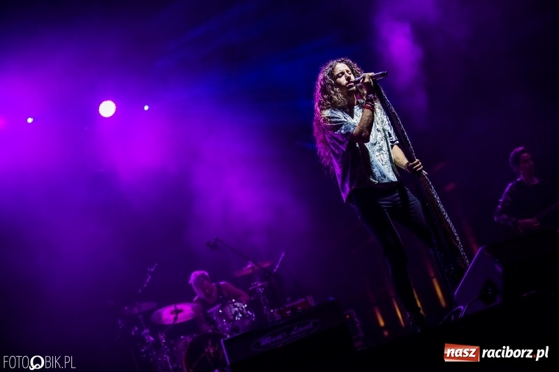 Zdjęcie w galerii na portalu naszraciborz.pl: Energetyczny koncert Michała Szpaka na finał pierwszego dnia XXV Memoriału wiadomości z regionu