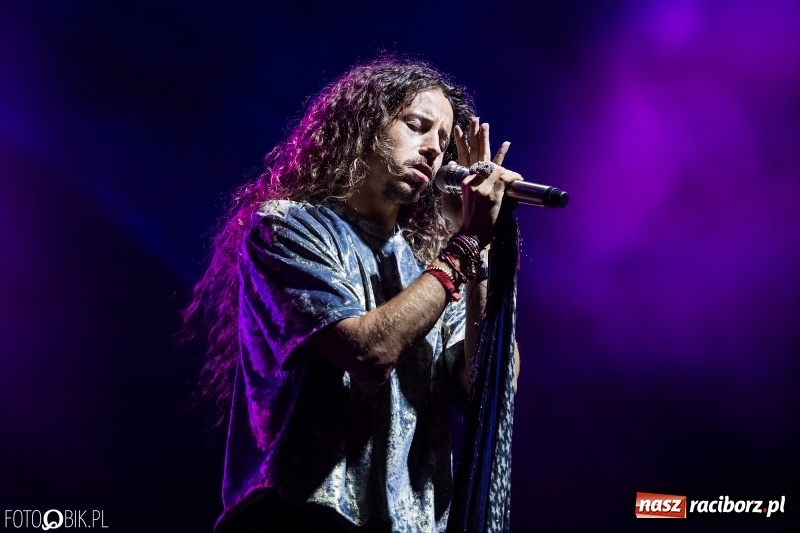 Zdjęcie w galerii na portalu naszraciborz.pl: Energetyczny koncert Michała Szpaka na finał pierwszego dnia XXV Memoriału wiadomości z regionu