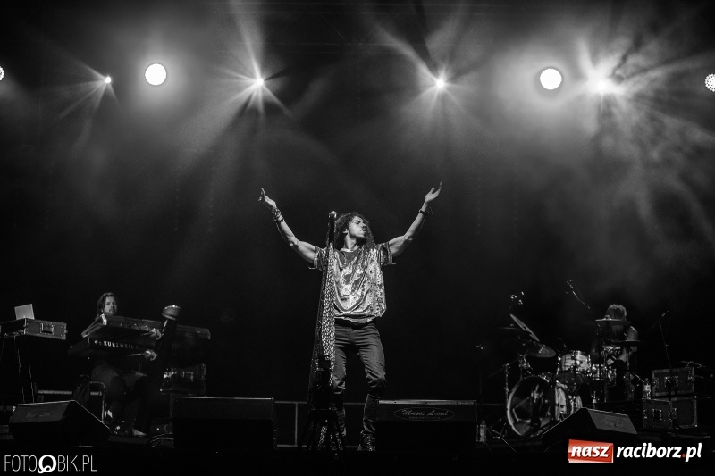 Zdjęcie w galerii na portalu naszraciborz.pl: Energetyczny koncert Michała Szpaka na finał pierwszego dnia XXV Memoriału wiadomości z regionu