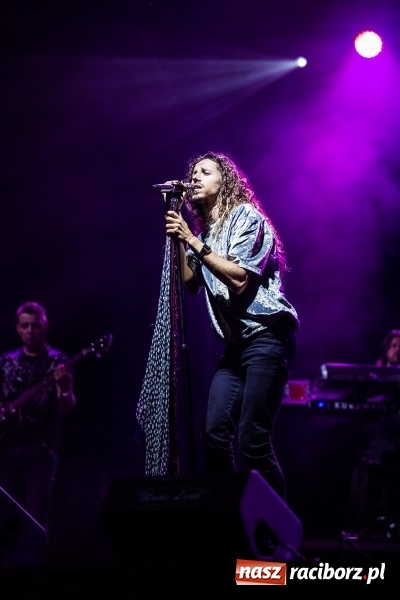 Zdjęcie w galerii na portalu naszraciborz.pl: Energetyczny koncert Michała Szpaka na finał pierwszego dnia XXV Memoriału wiadomości z regionu