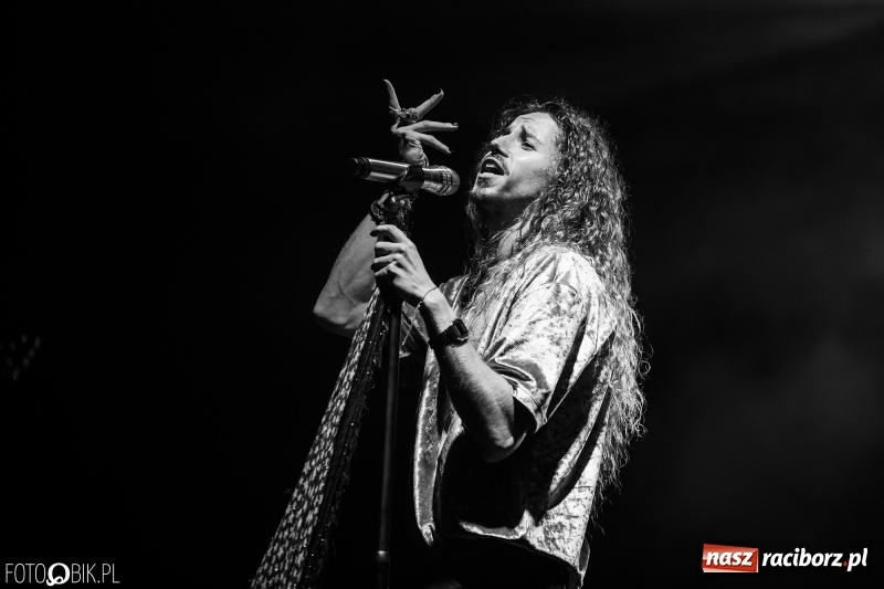 Zdjęcie w galerii na portalu naszraciborz.pl: Energetyczny koncert Michała Szpaka na finał pierwszego dnia XXV Memoriału wiadomości z regionu