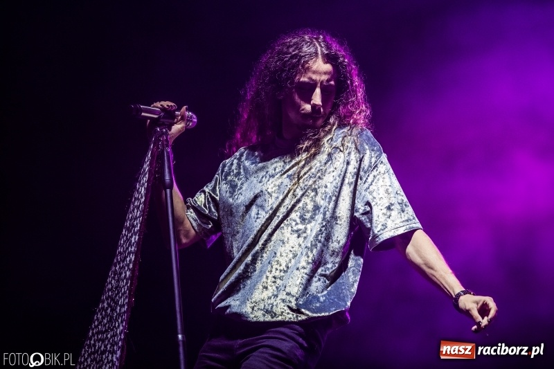 Zdjęcie w galerii na portalu naszraciborz.pl: Energetyczny koncert Michała Szpaka na finał pierwszego dnia XXV Memoriału wiadomości z regionu