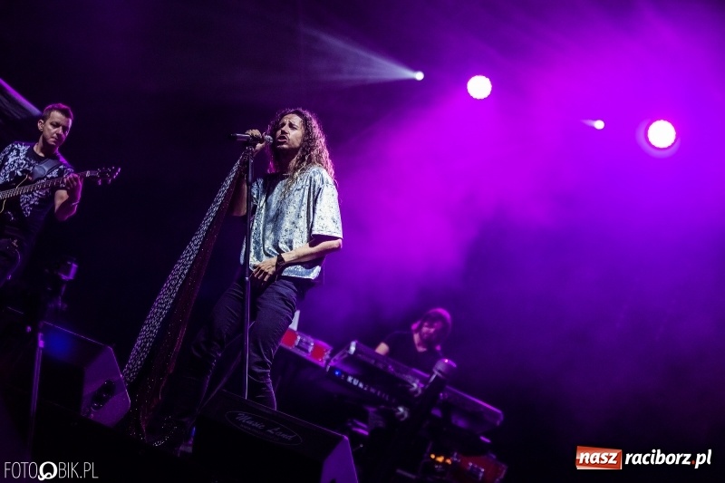 Zdjęcie w galerii na portalu naszraciborz.pl: Energetyczny koncert Michała Szpaka na finał pierwszego dnia XXV Memoriału wiadomości z regionu