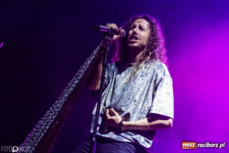 Zdjęcie w galerii na portalu naszraciborz.pl: Energetyczny koncert Michała Szpaka na finał pierwszego dnia XXV Memoriału wiadomości z regionu