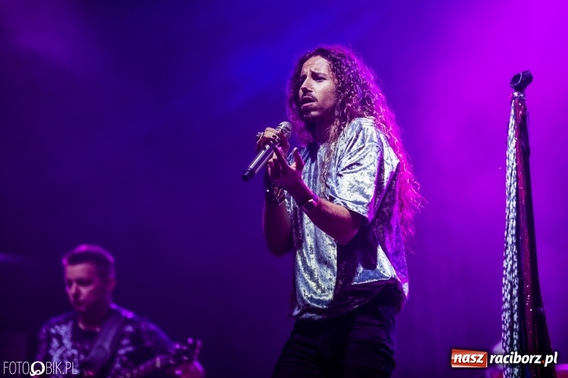 Zdjęcie w galerii na portalu naszraciborz.pl: Energetyczny koncert Michała Szpaka na finał pierwszego dnia XXV Memoriału wiadomości z regionu