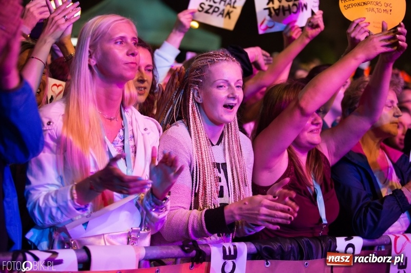 Zdjęcie w galerii na portalu naszraciborz.pl: Energetyczny koncert Michała Szpaka na finał pierwszego dnia XXV Memoriału wiadomości z regionu