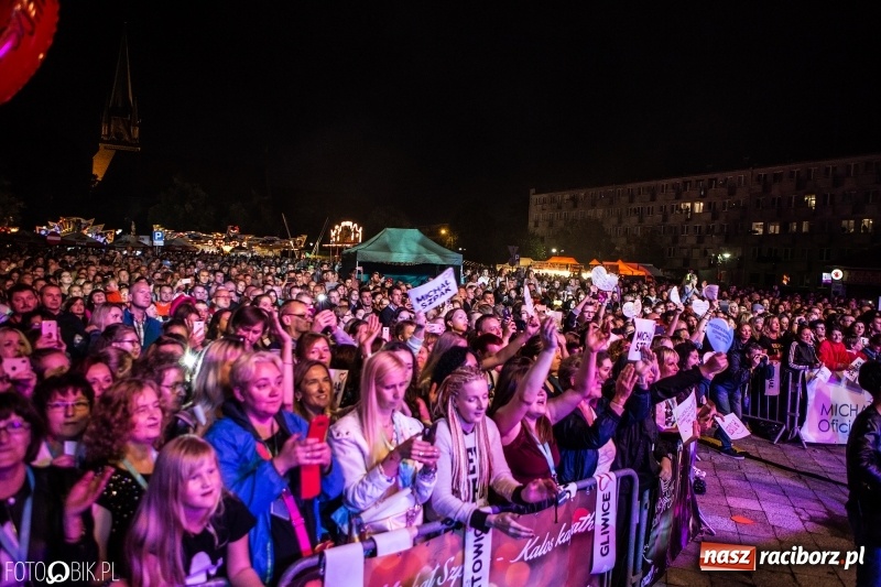Zdjęcie w galerii na portalu naszraciborz.pl: Energetyczny koncert Michała Szpaka na finał pierwszego dnia XXV Memoriału wiadomości z regionu