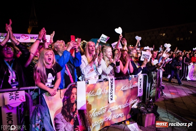 Zdjęcie w galerii na portalu naszraciborz.pl: Energetyczny koncert Michała Szpaka na finał pierwszego dnia XXV Memoriału wiadomości z regionu
